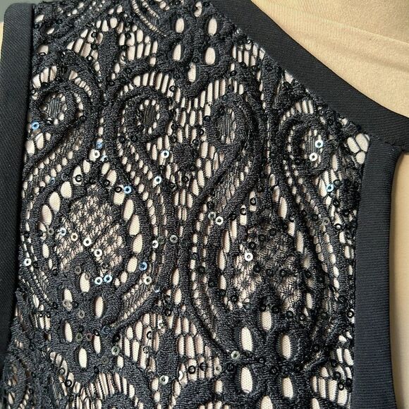 Short Lace Sheath Dress with Keyhole - Picture 10 of 11